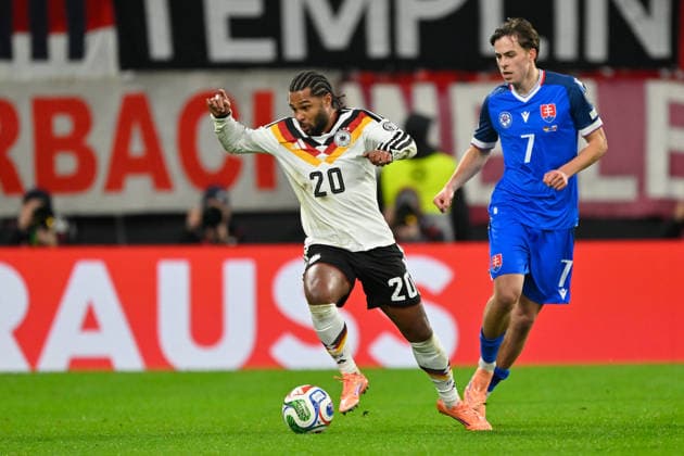 Leipzig, Red Bull Arena, 17.11.25, GER, Herren, Qualifikation WM 2026, Deutschland - Slowakei Bild: v.li. im Zweikampf Serge GNABRY (Deutschland) und Leo SAUER (Slowakei) UEFA regulations prohibit any use of photographs as image sequences and or quasi-video. Sachsen Deutschland