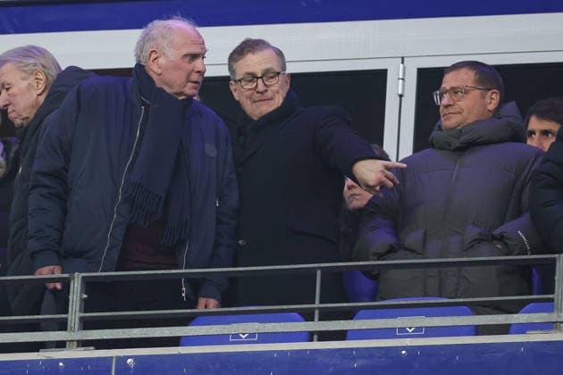 1. Bundesliga - Hamburger SV - FC Bayern München am 31.01.2026 im Volksparkstadion in Hamburg Ehrenpräsident Ehrenpraesident Uli Hoeneß Hoeness (Muenchen) Vorstandsvorsitzender Jan-Christian Dreesen (Muenchen) und Sportvorstand Max Eberl (Muenchen)