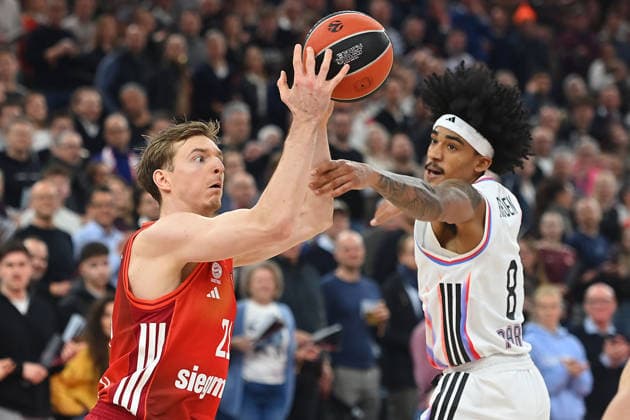 Justus HOLLATZ (FCB), Aktion,Zweikampf gegen Jared Rhoden (Paris) Basketball Euro League,Saison 2025 2026, FC Bayern Muenchen - Paris Basketball am 03.02.2026 , S A P G A R D EN