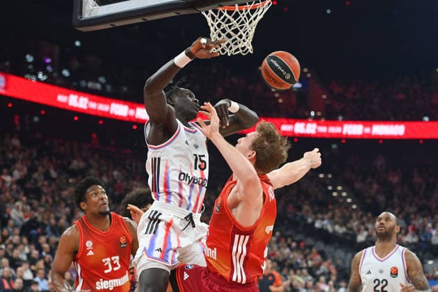Justus HOLLATZ (FCB), Aktion,Zweikampf gegen Mouhamed Faye (Paris). Basketball Euro League,Saison 2025 2026, FC Bayern Muenchen - Paris Basketball am 03.02.2026 , S A P G A R D EN