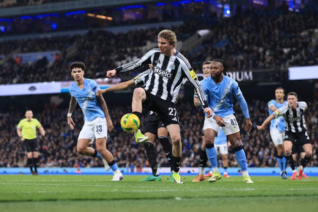 Football - Carabao Cup - Semi Final (2nd Leg) - Manchester City v Newcastle United 4th February 2026 - Carabao Cup - Semi Final (2nd Leg) - Manchester City v Newcastle United - Nick Woltemade of Newcastle United clears the ball - Photo: Simon Stacpoole Offside. Manchester UK Copyright: xSimonxStacpoolexOffside
