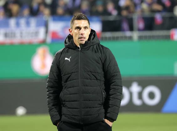 Trainer Marcel Rapp (Holstein Kiel) Fussball, Saison 2025 2026, Maenner, Herren, DFB Pokal, Viertelfinale, Holstein Stadion Kiel, Holstein Kiel gegen VfB Stuttgart, 0-3 DFL REGULATIONS PROHIBIT ANY USE OF PHOTOGRAPHS AS IMAGE SEQUENCES AND OR QUASI-VIDEO.