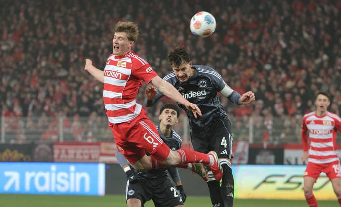 Aljoscha Kemlein, Robin Koch Zweikampf Spielszene Aktion Fußball Fussball Bundesliga Herren DFL 21. Spieltag Saison 2025 2026 06.02.2026 1.FC Union Berlin FCU vs SG Eintracht Frankfurt SGE DFL regulations prohibit any use of photographs as image sequences and or quasi-video.