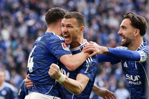 Gelsenkirchen, Germany, 07.02.26, Edin Dzeko (FC Schalke 04) jubelt nach seinem Tor zum 1:0 während des Spiels der 2. Bundesliga zwischen FC Schalke 04 - Dynamo Dresden in der Veltins Arena in Gelsenkirchen. (Photo by Joachim Bywaletz) DFB DFL REGULATIONS PROHIBIT ANY USE OF PHOTOGRAPHS AS IMAGE SEQUENCES AND OR QUASI-VIDEO. Copyright: JoachimxBywaletz xJB-Sportfoto