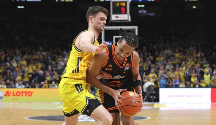 Jonas Mattisseck, Alonzo Verge am Ball Zweikampf Spielszene Aktion Basketball BBL Bundesliga Herren 19. Spieltag Saison 2025 2026 08.02.2026 ALBA Berlin vs SC Rasta Vechta