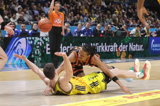 Jonas Mattisseck, Alonzo Verge am Ball Zweikampf Spielszene Aktion Basketball BBL Bundesliga Herren 19. Spieltag Saison 2025 2026 08.02.2026 ALBA Berlin vs SC Rasta Vechta