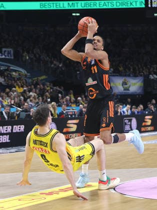 Jonas Mattisseck, Alonzo Verge am Ball Zweikampf Spielszene Aktion Basketball BBL Bundesliga Herren 19. Spieltag Saison 2025 2026 08.02.2026 ALBA Berlin vs SC Rasta Vechta