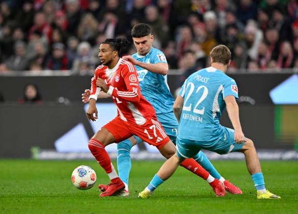 Zweikampf, Aktion Michael Olise FC Bayern Muenchen FCB (17) gegen Albian Hajdari TSG 1899 Hoffenheim (21) Alexander Prass TSG 1899 Hoffenheim (22) FC Bayern Muenchen FCB vs TSG 1899 Hoffenheim 08.02.2026 DFL REGULATIONS PROHIBIT ANY USE OF PHOTOGRAPHS AS IMAGE SEQUENCES AND OR QUASI-VIDEO FC Bayern Muenchen FCB vs TSG 1899 Hoffenheim