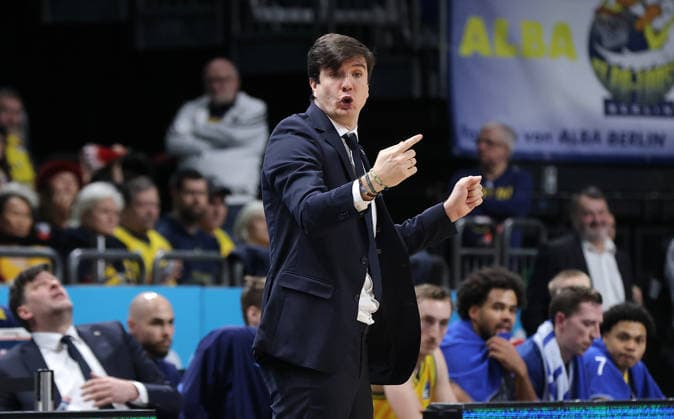 Trainer Pedro Calles gibt Anweisungen Aktion Oberkörper Basketball BBL Bundesliga Herren 19. Spieltag Saison 2025 2026 08.02.2026 ALBA Berlin vs SC Rasta Vechta