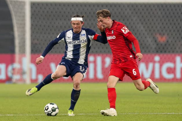 10.02.206, xtgx, Fussball - DFB Pokal 1 4 Finale Hertha BSC Berlin - SC Freiburg emspor, v.l. Fabian Reese (Hertha, 11), Patrick Osterhage (Freiburg, 6) Zweikampf, Duell, Kampf, tackle (DFL DFB REGULATIONS PROHIBIT ANY USE OF PHOTOGRAPHS as IMAGE SEQUENCES and or QUASI-VIDEO) Berlin