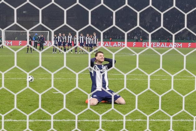 10.02.206, xtgx, Fussball - DFB Pokal 1 4 Finale Hertha BSC Berlin - SC Freiburg emspor, v.l. Pascal Klemens (Hertha, 41) verschiesst den letzen Elfmeter für Hertha BSC, enttaeuscht, schaut enttaeuscht, niedergeschlagen, disappointed (DFL DFB REGULATIONS PROHIBIT ANY USE OF PHOTOGRAPHS as IMAGE SEQUENCES and or QUASI-VIDEO) Berlin