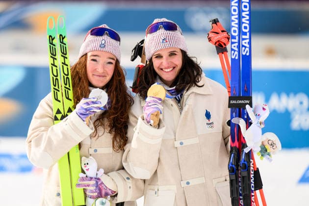 260211 Silver medalist Lou Jeanmonnot of France and gold medalist Julia Simon of France celebrate on the podium after the women s biathlon 15 km individual during day 5 of the 2026 Winter Olympics on February 11, 2026 in Anterselva. Photo: Mathias Bergeld BILDBYRAN kod MB JM0789 skidskytte biathlon skiskyting Olympic Games, Olympische Spiele, Olympia, OS olympics winter olympics os ol olympiska spel vinter-os olympiske leker milano cortina 2026 milan cortina 2026 milano cortina 2026 olympic games milano cortina 2026 winter olympic games milano cortina-os milano cortina-ol vinter-ol 5 bbeng individual 15 km dam women kvinner Gold guld Bronze brons medal medalj Copyright: MATHIASxBERGELD BB260211MB104