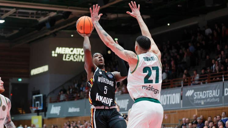 Im Bild: v.li. Marcus Carr(Wuerzburg Baskets, 5) gegen Chris Duarte (Unicaja Malaga, 27) 11.02.2026, Fitness First Wuerzburg Baskets vs. Unicaja Malaga, Basketball Champions League, Round of 16, Group K, 4. Spieltag, Deutschland, 97072, tectake-Arena Wuerzburg, Copyright: HMBxMedia xJulienxBecker
