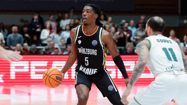 Im Bild: v.li. Marcus Carr(Wuerzburg Baskets, 5) gegen Justin Cobbs (Unicaja Malaga, 11) 11.02.2026, Fitness First Wuerzburg Baskets vs. Unicaja Malaga, Basketball Champions League, Round of 16, Group K, 4. Spieltag, Deutschland, 97072, tectake-Arena Wuerzburg, Copyright: HMBxMedia xJulienxBecker