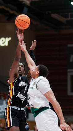 Im Bild: v.li. Marcus Carr(Wuerzburg Baskets, 5) gegen Augustine Rubit (Unicaja Malaga, 21) 11.02.2026, Fitness First Wuerzburg Baskets vs. Unicaja Malaga, Basketball Champions League, Round of 16, Group K, 4. Spieltag, Deutschland, 97072, tectake-Arena Wuerzburg, Copyright: HMBxMedia xJulienxBecker