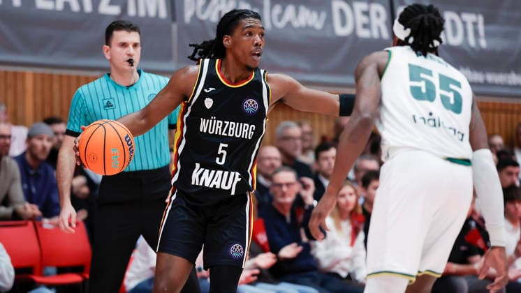 Im Bild: v.li. Marcus Carr(Wuerzburg Baskets, 5) gegen Kendrick Perry (Unicaja Malaga, 55) 11.02.2026, Fitness First Wuerzburg Baskets vs. Unicaja Malaga, Basketball Champions League, Round of 16, Group K, 4. Spieltag, Deutschland, 97072, tectake-Arena Wuerzburg, Copyright: HMBxMedia xJulienxBecker