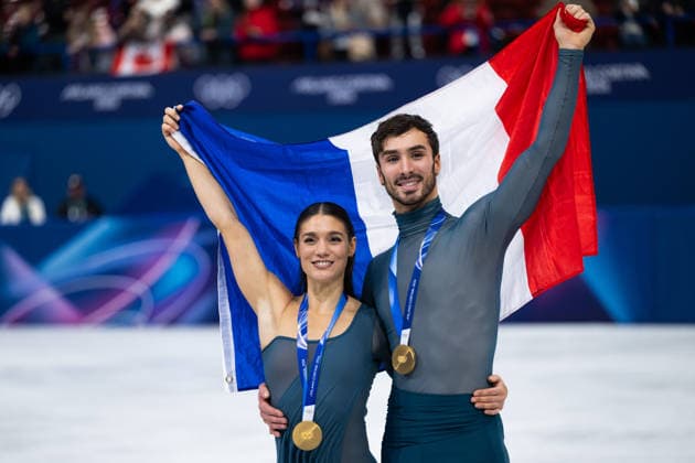 260211 Laurence Fournier Beaudry and Guillaume Cizeron of France celebrate with their gold medals after competing in the Figure skating, Eiskunstlauf ice dance - free dance program during day 5 of the 2026 Winter Olympics on February 11, 2026 in Milan. Photo: Emma Wallskog BILDBYRAN kod EW EW0627 konstakning figure skating kunstlop Olympic Games, Olympische Spiele, Olympia, OS olympics winter olympics os ol olympiska spel vinter-os olympiske leker milano cortina 2026 milan cortina 2026 milano cortina 2026 olympic games milano cortina 2026 winter olympic games milano cortina-os milano cortina-ol vinter-ol 5 bbeng isdans ice dance Copyright: EMMAxWALLSKOG BB260211EW084