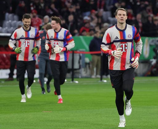 11.02.2026, DFB Poklal, FC Bayern vs RB Leipzig, Allianz Arena Muenchen, Fussball, im Bild: Sven Ulreich (FC Bayern Muenchen), Jonas Urbig (FC Bayern Muenchen) und Manuel Neuer (FC Bayern Muenchen)