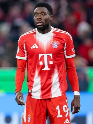 Alphonso Davies (FC Bayern Muenchen) schaut, DFB-Pokal, FC Bayern Muenchen v RB Leipzig, Allianz Arena am 11. February 2026 in Muenchen, Deutschland. (Foto von Marco Steinbrenner DeFodi Images) Alphonso Davies (FC Bayern Muenchen) looks on, DFB-Pokal, FC Bayern Muenchen v RB Leipzig, Allianz Arena, February 11, 2026 in Muenchen, Germany. (Photo by Marco Steinbrenner DeFodi Images) DFB DFL REGULATIONS PROHIBIT ANY USE OF PHOTOGRAPHS AS IMAGE SEQUENCES AND OR QUASI-VIDEO. -