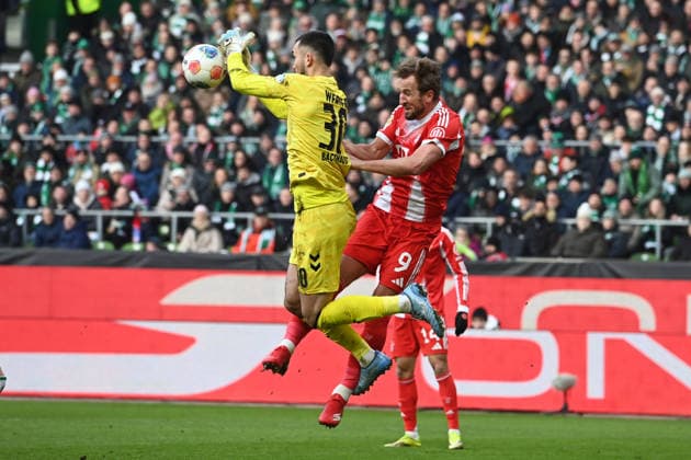 Torwart Mio BACKHAUS (HB) Parade, Aktion, vor Harry KANE (M) Aktion, Zweikampf, Fussball 1. Bundesliga Saison 2025 2026, 22.Spieltag, Spieltag22, matchday22, SV Werder Bremen (HB) - FC Bayern Muenchen (M) 0-3 am 14.02.2026 im Weserstadion Bremen Deutschland. DFL regulations prohibit any use of photographs as image sequences and or quasi-video Â