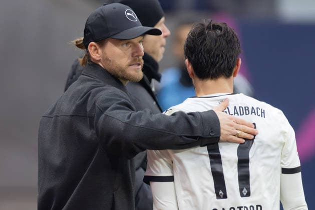Eintracht Frankfurt - Borussia Mönchengladbach, 1. FBL Auswechslung von Jens Castrop (Borussia Mönchengladbach, 17) durch Trainer Eugen Polanski (Borussia Mönchengladbach). Bundesligaspiel zwischen Eintracht Frankfurt und Borussia Mönchengladbach am 14. Februar 2026 im Deutsche Bank Park in Frankfurt am Main., Frankfurt am Main Hessen Deutschland Deutsche Bank Park