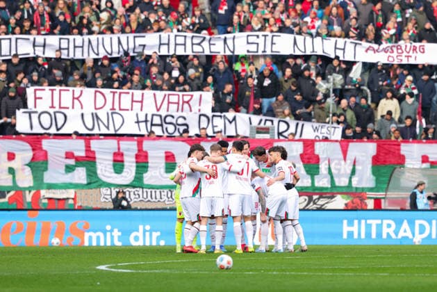 Team (FC Augsburg) Spielerkreis beim Spiel zwischen FC Augsburg v 1.FC Heidenheim, Fussball, Herren, Bundesliga, 2025 2026, 22.Spieltag am 15.02.2026 in Augsburg, WWK ARENA. DFL and DFB regulations prohibit any use of photographs as image sequences and or quasi-video. Bayern Deutschland