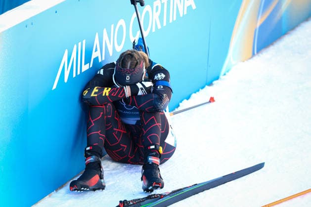 Antholz, Italien 15. Februar 2026: Biathlon Verfolgung Frauen 12,5 km - Olympia 2026 Im Bild: Franziska Preuss (GER) kauert enttäuscht im Zielbereich an der Bande. Anterselva Biathlon Arena Copyright: xFotostandx xHettichx