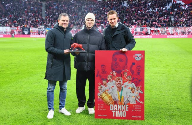 RB Leipzig - Wolfsburg Bundesliga Leipzig, 15.01.2026, Red Bull Arena, Fussball, Bundesliga, Spieltag 22 , RB Leipzig vs. VfL Wolfsburg , Timo Werner wurde heute von RB Leipzig verabschiedet. Er wechselt in die Major League Soccer (USA) zu den San Jose Earthquakes , Im Bild v.l.: Marcel Schäfer Schaefer (RB Leipzig, Geschäftsführer , Timo Werner und Johann Plenge, RB Leipzig Geschäftsführer und Chief Strategy Officer (CSO) ,