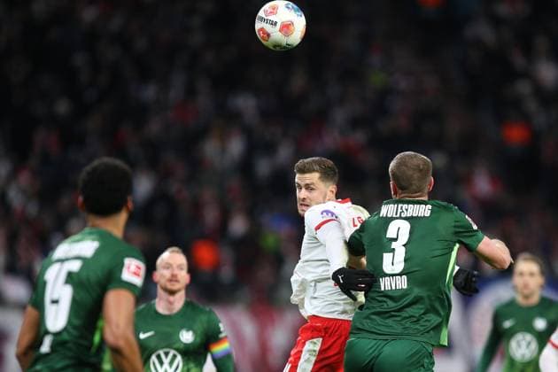 Leipzig, Sachsen, Deutschland, 15.02.2026: Red-Bull-Arena: 22. Spieltag, Saison 2025 26, 1. Fußball-Bundesliga: RB Leipzig - VfL Wolfsburg: Kopfballduell zwischen Christoph Baumgartner (14, RBL) und Denis Vavro (3, VfL Wolfsburg) Copyright: xdtsxNachrichtenagenturx dts_106326