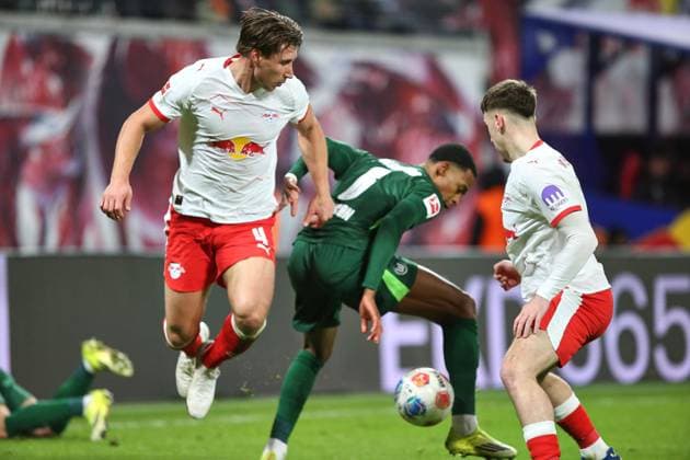 Leipzig, Sachsen, Deutschland, 15.02.2026: Red-Bull-Arena: 22. Spieltag, Saison 2025 26, 1. Fußball-Bundesliga: RB Leipzig - VfL Wolfsburg: L-R Willi Orbán (4, RBL), Jeanuel Belocian (6, VfL Wolfsburg), rbl10 Copyright: xdtsxNachrichtenagenturx dts_106325