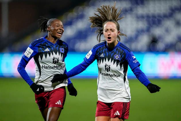 v.li.: Magou Doucoure (HSV, 2), Torschützin Camilla Linberg (HSV, 47), Spielerinnen vom Hamburger SV (HSV), jubeln über das Tor zum 0:1, Jubel, Torjubel, Torerfolg, celebrate the goal, goal, celebration, jubelt ueber das Tor, Freuen, Freude, freut sich, optimistisch, positiv, Spielszene, Highlight, Action, Aktion, 15.02.2026, Sinsheim (Hoffenheim) (Deutschland), Fussball, Google Pixel Frauen-Bundesliga, TSG 1899 Hoffenheim - Hamburger SV, DFB DFL REGULATIONS PROHIBIT ANY USE OF PHOTOGRAPHS AS IMAGE SEQUENCES AND OR QUASI-VIDEO.