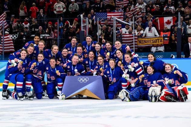 260219 Team USA pose for a photo after the women s Ice hockey, Eishockey final game between USA and Canada during day 13 of the 2026 Winter Olympics on February 19, 2026 in Milan. Photo: Emma Wallskog BILDBYRAN kod EW EW0643 ishockey ice hockey Olympic Games, Olympische Spiele, Olympia, OS olympics winter olympics os ol olympiska spel vinter-os olympiske leker milano cortina 2026 milan cortina 2026 milano cortina 2026 olympic games milano cortina 2026 winter olympic games milano cortina-os milano cortina-ol vinter-ol 13 bbeng dam usa kanada canada final jubel guld gold Copyright: EMMAxWALLSKOG BB260219EW145