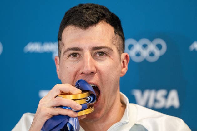 260220 Quentin Fillon Maillet of France takes a bite on his four medals at the press conference, PK, Pressekonferenz after men s biathlon 15 km mass start during day 14 of the 2026 Winter Olympics on February 20, 2026 in Anterselva. Photo: Mathias Bergeld BILDBYRAN kod MB MB1339 skidskytte biathlon skiskyting Olympic Games, Olympische Spiele, Olympia, OS olympics winter olympics os ol olympiska spel vinter-os olympiske leker milano cortina 2026 milan cortina 2026 milano cortina 2026 olympic games milano cortina 2026 winter olympic games milano cortina-os milano cortina-ol vinter-ol 14 bbeng masstart mass start frankrike Copyright: MATHIASxBERGELD BB260220MB106