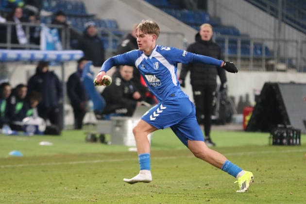 20.02.2026 Fußball Herren 2025 2026 Regionalliga Nordost 23. Spieltag 1. FC Magdeburg - FC Rot-Weiß Erfurt Avnet Arena Magdeburg Magnus Baars (Magdeburg, 35, blau) mit Schuhproblemen. Magdeburg Sachsen-Anhalt Deutschland