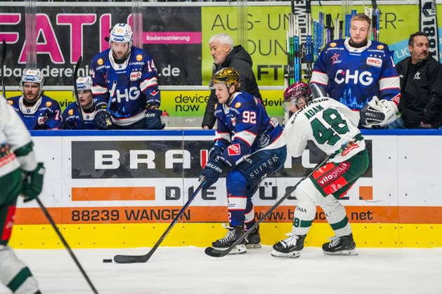 Kampf um den Puck Zweikampf zwischen Mark Rassell (Ravensburg Towerstars, 92) und Maximilian Adam (Starbulls Rosenheim, 48), GER, Ravensburg Towerstars vs. Starbulls Rosenheim, Eishockey, DEL2, Spielzeit 2025 2026, 47 .Spieltag, Hauptrunde, 20.02.26 GER, Ravensburg Towerstars vs. Starbulls Rosenheim, Eishockey, DEL2, Spielzeit 2025 2026, 47 .Spieltag, Hauptrunde, 20.02.26 Ravenburg Copyright: xEibner-Pressefoto MaximilianxRisx EP_MRT