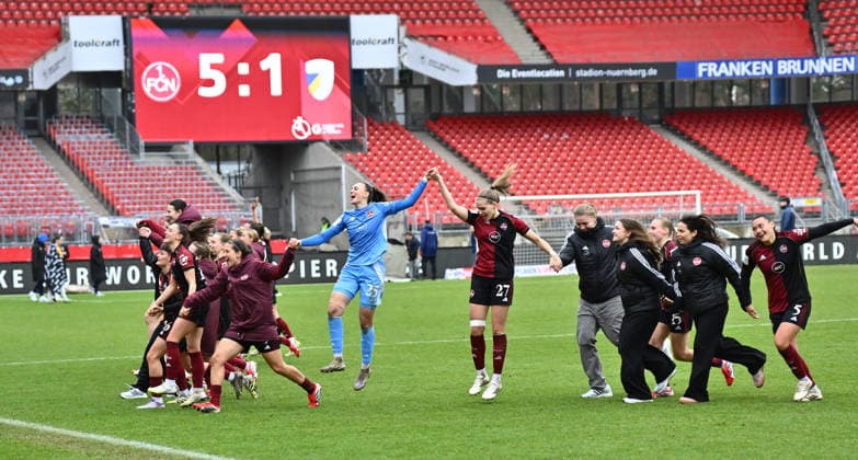 21.02.2026 - Fussball - Saison 2025 2026 - 1. Google Pixel Frauen Bundesliga - 19. Spieltag: 1. FC Nürnberg FCN ( Club Clubfrauen ) - FC Carl Zeiss Jena - Sportfoto Zink - xwoxzix - Mannschaft Team FCN - Jubel Freude nach Spielende