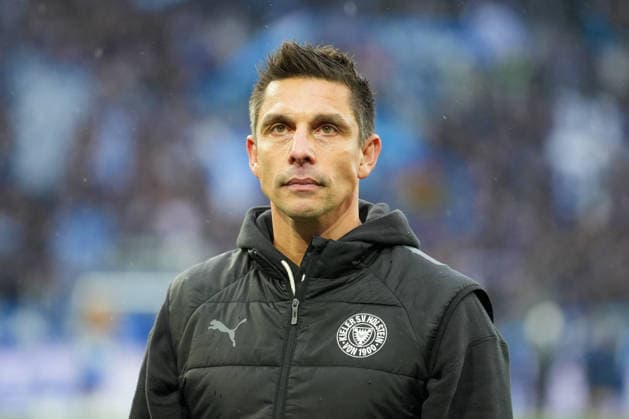 Fussball: 2. Bundesliga, 23. Spieltag, Karlsruher SC - Holstein Kiel am 21.02.2026 in Karlsruhe (BBBank Wildpark), Deutschland, Saison 2025 2026: DFB DFL REGULATIONS PROHIBIT ANY USE OF PHOTOGRAPHS as IMAGE SEQUENCES and or QUASI-VIDEO: Marcel Rapp (Cheftrainer KSV) im Fokus. Karlsruhe BBBank Wildpark Deutschland Copyright: xChristophxKinzingerx