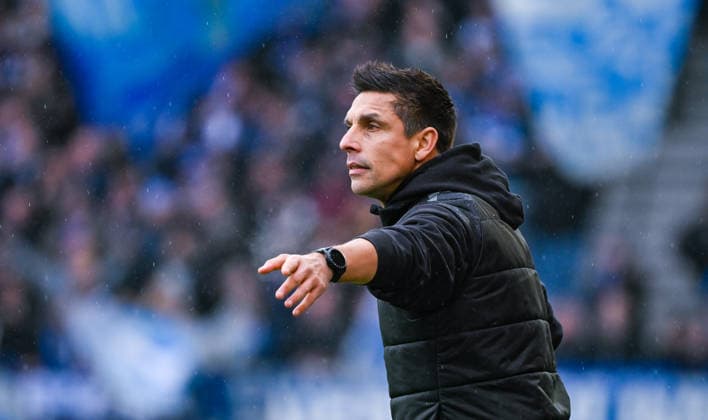 Trainer Marcel Rapp (Holstein Kiel) schaut zu waehrend des Spiels der 2. Bundesliga zwischen dem Karlsruher SC und Holstein Kiel im BBBank Wildpark am 21. February 2026 in Karlsruhe, Deutschland. (Foto von Silas Schüller DeFodi Images) +++ Coach Marcel Rapp (Holstein Kiel) looks on during the 2. Bundesliga match between Karlsruher SC and Holstein Kiel at BBBank Wildpark on February 21, 2026 in Karlsruhe, Germany. (Photo by Silas Schüller DeFodi Images) DFB DFL REGULATIONS PROHIBIT ANY USE OF PHOTOGRAPHS AS IMAGE SEQUENCES AND OR QUASI-VIDEO. (Photo by Silas Schueller DeFodi Images) -