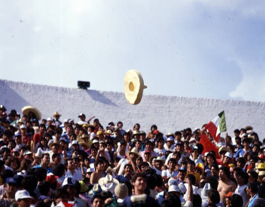15.06.86 UDSSR - Belgien Mexiko, Leon, 15.06.1986, Fussball, FIFA WM 1986 in Mexiko, Achtelfinale, UDSSR - Belgien (3:4 n.V.): Fans Zuschauer werfen einen Sombrero in die Luft.