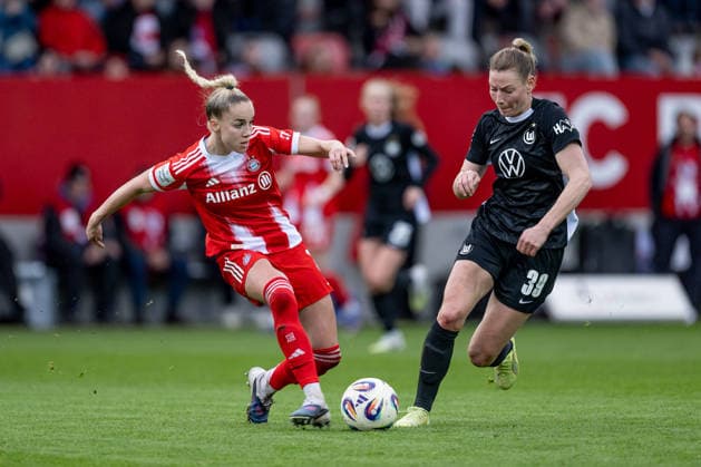 Kampf um den Ball Zweikampf zwischen Giulia Gwinn (FC Bayern Muenchen Frauen, 07) und Sarai Linder (VFL Wolfsburg Frauen, 39) GER, FC Bayern Muenchen Frauen vs. VfL Wolfsburg, Fussball, Google Pixel Frauen-Bundesliga, 19. Spieltag, Saison 2025 2026, 22.02.2026. (DFL DFB REGULATIONS PROHIBIT ANY USE OF PHOTOGRAPHS as IMAGE SEQUENCES and or QUASI-VIDEO). GER, FC Bayern Muenchen Frauen vs. VfL Wolfsburg, Fussball, Google Pixel Frauen-Bundesliga, 19. Spieltag, Saison 2025 2026, 22.02.2026. Muenchen Copyright: xEibner-Pressefoto HeikexFeinerx EP_HFR