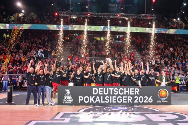 Die Spieler der Bamberg Baskets feiern den Pokalsieg, Emotionen, Freude, Sieger, GER, BMA365 Bamberg Baskets vs. Alba Berlin, Basketball, BBL Pokal, BMW TOP FOUR, Finale, Saison 2025 2026, 22.02.2026, GER, BMA365 Bamberg Baskets vs. Alba Berlin, Basketball, BBL Pokal, BMW TOP FOUR, Finale, Saison 2025 2026, 22.02.2026 Muenchen Copyright: xEibner-Pressefoto JennixMaulx EP_JML