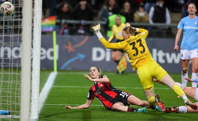 Fussball - 1. BL Frauen - Eintracht Frankfurt - SC Freiburg - 23.02.26, 1:0 durch Laura Freigang (Frankfurt), Ingibjörg Sigurdardottir und Torhüterin Rebecca Adamczyk (Freiburg), kommen zu spät, -