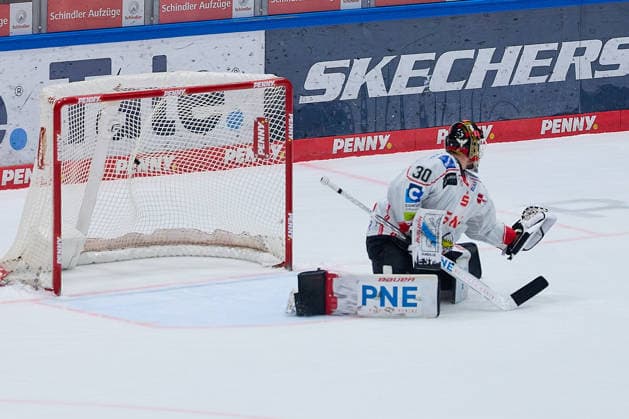Kristers Gudlevskis (Fishtown Pinguins Bremerhafen, 30) kann das 1:3 nicht verhindern GER, Loewen Frankfurt vs. Fischtown Pinguins Bremerhaven, Eishockey, Deutsche Eishockey Liga, 45. Spieltag, Saison 2025 2026, 25.02.2026 GER, Loewen Frankfurt vs. Fischtown Pinguins Bremerhaven, Eishockey, Deutsche Eishockey Liga, 45. Spieltag, Saison 2025 2026, 25.02.2026 Frankfurt Copyright: xEibner-Pressefoto GeraldxOelze-dexStoppanyx EP_ODS