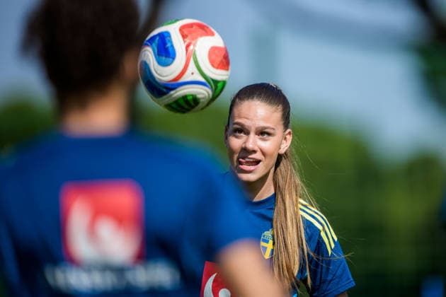 260226 Bella Andersson of the Swedish women s national football team at a training session on February 26, 2026 in Albuferia. Photo: Ludvig Thunman BILDBYRAN kod LT LT0774 fotboll football soccer fotball träning practice training sverige sweden dam bbeng Copyright: LUDVIGxTHUNMAN BB260226LT012