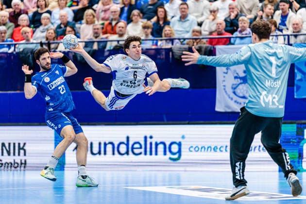 v.l. Tim Suton (TBV Lemgo Lippe, 23), Elias Kofler (Handball Verein Hamburg, 06), Constantin Moestl (TBV Lemgo Lippe, 01) GER, TBV Lemgo Lippe vs. Handball Sport Verein Hamburg, Handball, 1. Bundesliga, 23. Spieltag, Spielzeit 2025 2026, 26.02.2026 GER, TBV Lemgo Lippe vs. Handball Sport Verein Hamburg, Handball, 1. Bundesliga, 23. Spieltag, Spielzeit 2025 2026, 26.02.2026 Lemgo Copyright: xEibner-Pressefoto JanxRollingerx EP_JSK