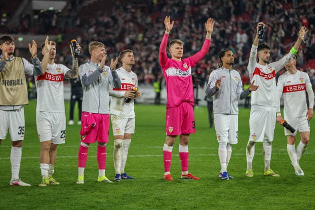 GER, Stuttgart, VfB Stuttgart vs Celtic Glasgow, Europa League, Fussball, UEFA, Spielzeit 2025 2026, MHP-Arena, Playoffs, Rückspiel im Bild: VfB Stuttgart feiert mit den Fans den Einzug in die nächste Runde trotz Niederlage nach Abpfiff DFB DFL REGULATIONS PROHIBIT ANY USE OF PHOTOGRAPHS AS IMAGE SEQUENCES AND OR QUASI-VIDEO, 26.02.2026 Copyright: HMBxMedia HendrikxHamelau