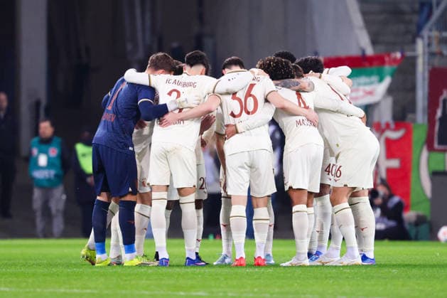 Team (FC Augsburg), Spielerkreis beim Spiel zwischen FC Augsburg v 1.FC Köln, Fußball, Herren, Bundesliga, 2025 2026, 24.Spieltag am 27.02.2026 in Augsburg, WWK ARENA. DFL and DFB regulations prohibit any use of photographs as image sequences and or quasi-video. Bayern Deutschland
