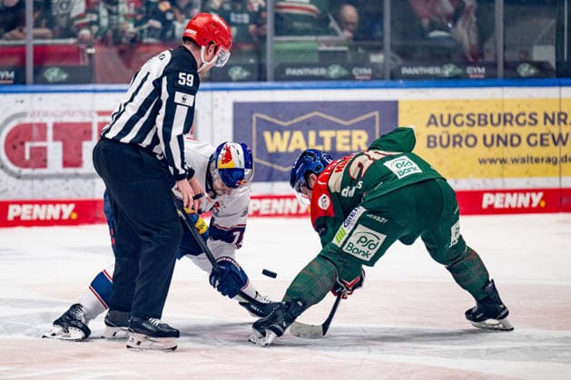 Linesperson Jonas Reinold fuehrt ein Bully Faceoff aus zwischen Brady Ferguson (EHC Red Bull Muenchen, 12) und Cody Kunyk (Augsburger Panther, 20) GER, Augsburger Panther vs. EHC Red Bull Muenchen, Eishockey, DEL, 46. Spieltag, Saison 2025 2026, 27.02.2026. GER, Augsburger Panther vs. EHC Red Bull Muenchen, Eishockey, DEL, 46. Spieltag, Saison 2025 2026, 27.02.2026. Augsburg Copyright: xEibner-Pressefoto HeikexFeinerx EP_HFR