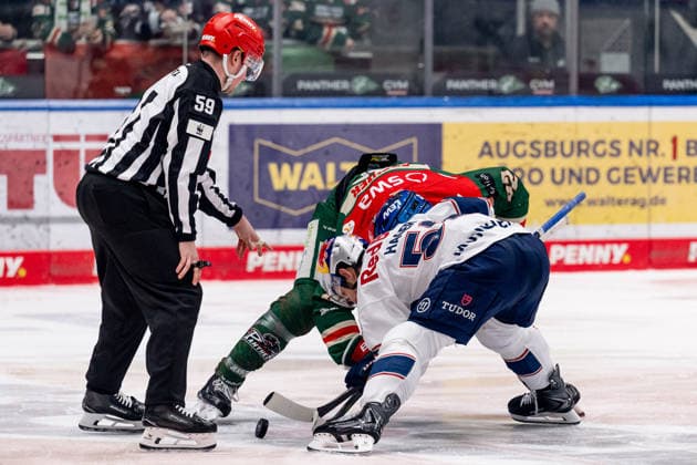 Linesperson Jonas Reinold fuehrt ein Bully Faceoff aus zwischen Alexandre Grenier (Augsburger Panther, 82) und Patrick Hager (EHC Red Bull Muenchen, 52) GER, Augsburger Panther vs. EHC Red Bull Muenchen, Eishockey, DEL, 46. Spieltag, Saison 2025 2026, 27.02.2026. GER, Augsburger Panther vs. EHC Red Bull Muenchen, Eishockey, DEL, 46. Spieltag, Saison 2025 2026, 27.02.2026. Augsburg Copyright: xEibner-Pressefoto HeikexFeinerx EP_HFR