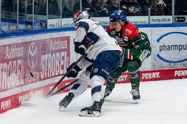 Kampf um den Puck Zweikampf zwischen Markus Eisenschmid (EHC Red Bull Muenchen, 11) und Enrico Henriquez (Augsburger Panther, 52) GER, Augsburger Panther vs. EHC Red Bull Muenchen, Eishockey, DEL, 46. Spieltag, Saison 2025 2026, 27.02.2026. GER, Augsburger Panther vs. EHC Red Bull Muenchen, Eishockey, DEL, 46. Spieltag, Saison 2025 2026, 27.02.2026. Augsburg Copyright: xEibner-Pressefoto FranzxFeinerx EP_HFR